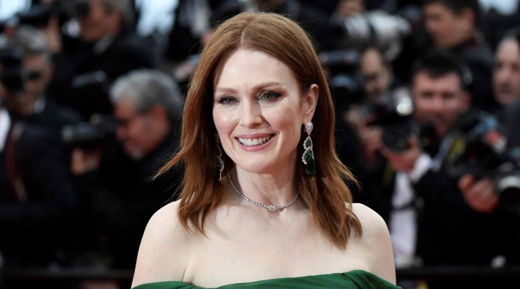 Julianne Moore proves this popular blazer style is perfect for winter