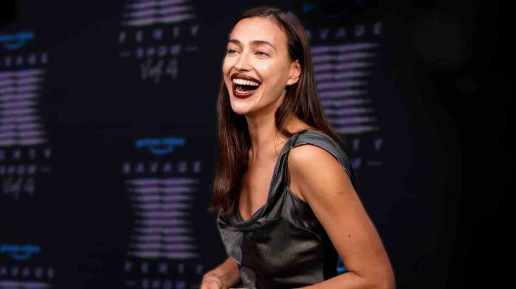 Irina Shayk shows the way: This is how easy it is to style the extremely trendy maxi skirt for a party in winter 2022.
