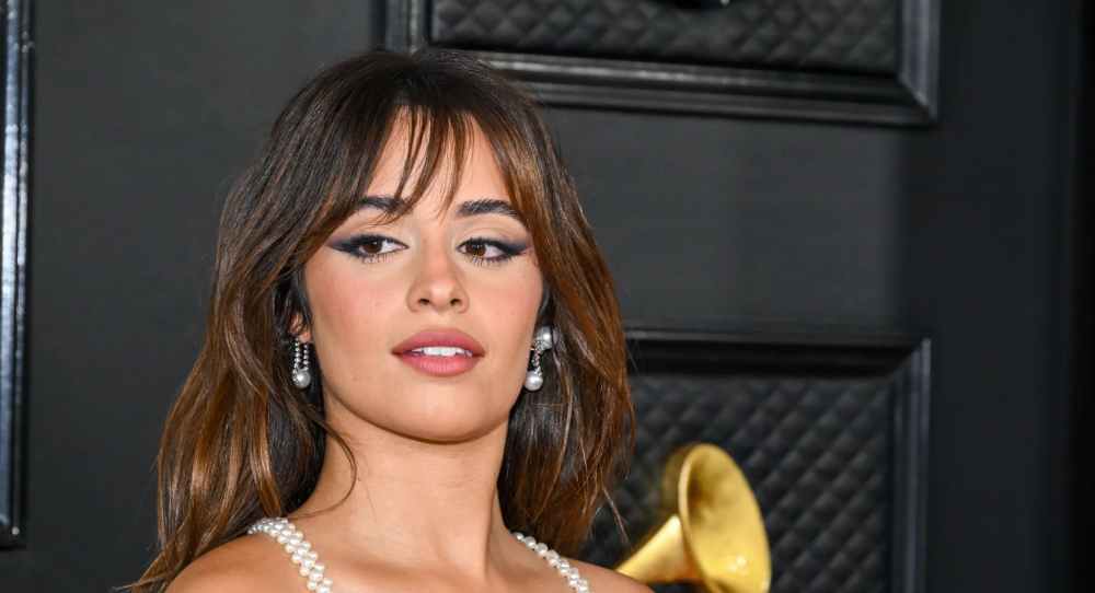 Camila Cabello ha indossato un reggiseno di perle nude ai Grammy 2023: ecco il look accattivante